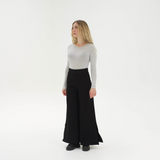 Die Hose CAMELLIA ohne chichi. Durch die abnehmbaren Saumbänder ist sie vielseitig kombinierbar, ob bei einer Party, oder auf einem schicken Event. Durch die Druckknöpfe lässt sie sich auch umkompliziert reinigen.