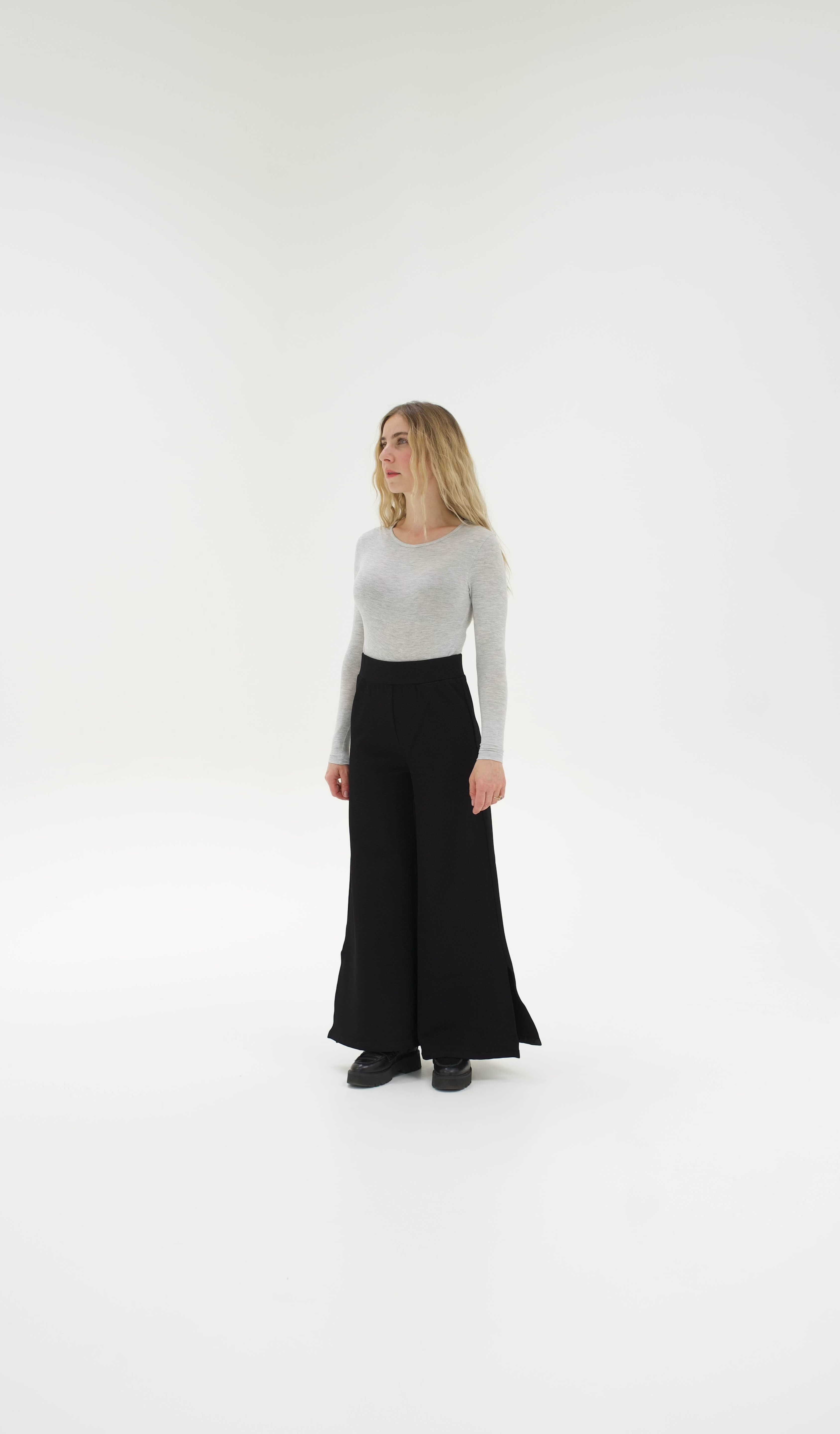 Die Hose CAMELLIA ohne chichi. Durch die abnehmbaren Saumbänder ist sie vielseitig kombinierbar, ob bei einer Party, oder auf einem schicken Event. Durch die Druckknöpfe lässt sie sich auch umkompliziert reinigen.