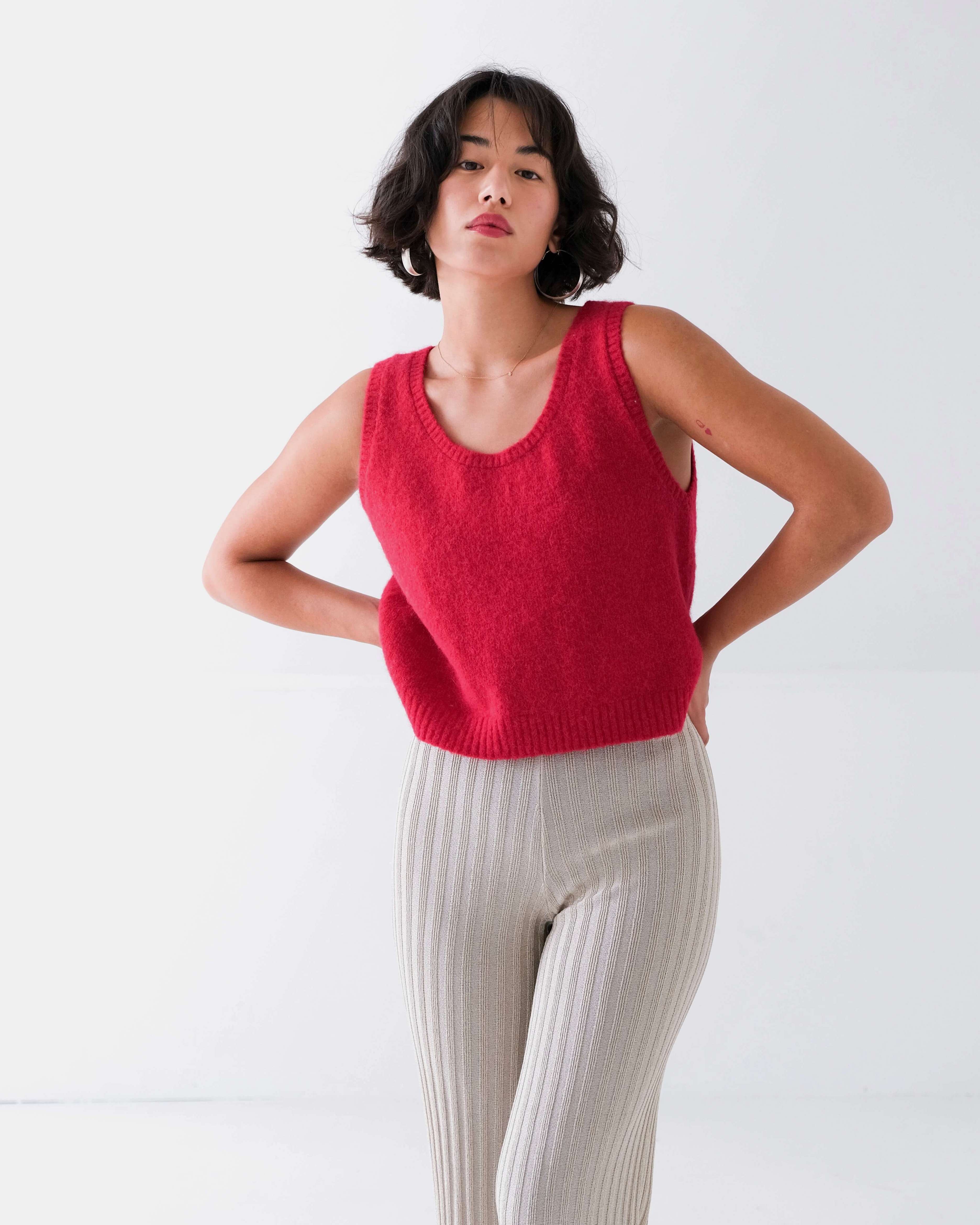 Pullunder Top CHIA in der Farbe cherry. Alpaka Merino Wolle